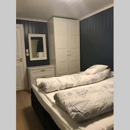 Hytte Helt Ved Sjoen, Brygge Og Fantastisk Utsikt