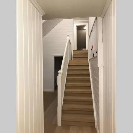 Hytte Helt Ved Sjoen, Brygge Og Fantastisk Utsikt *